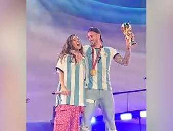 Argentiniens Feierlichkeiten nach dem WM-Triumph gehen weiter: Nun kam Mittelfeldstar Rodrigo de Paul auf dem Konzert seiner Partnerin Martina Stoessel mit dem Pokal auf die Bühne.