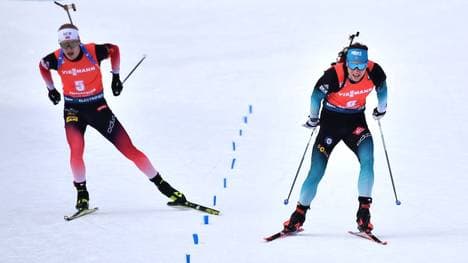 Emilien Jacquelin (r.) setzte sich im Schlusssprint gegen Superstar Johannes Thingnes Bö durch