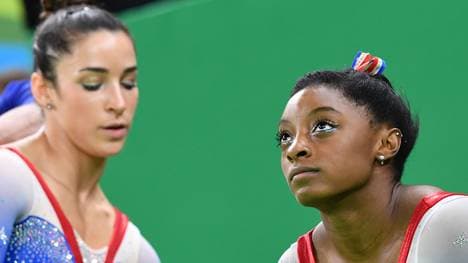 Auch Simone Biles (re.) gehörte zu den Opfern