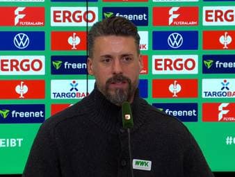 Sandro Wagner musste mit dem FCA die nächste Niederlage einstecken. Aber auch das blamable Pokal-Aus gegen den Zweitligisten VfL Bochum nur drei Tage nach dem 0:6-Debakel in der Bundesliga gegen RB Leipzig erschütterte nicht das Selbstbewusstsein des Trainers. 