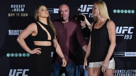 Ronda Rousey (l.) vor ihrem ersten Fight gegen Holly Holm (r.)