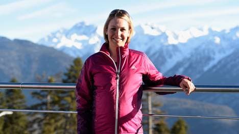 Magdalena Neuner freut sich über den deutschen Dreifachsieg