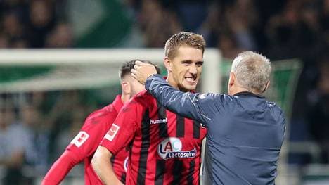BREMEN, GERMANY - NOVEMBER 02: Nils Petersen of Sport-Club Freiburg celebrates with Christian Streich, Head Coach of Sport-Club Freiburg   during the Bundesliga match between SV Werder Bremen and Sport-Club Freiburg at Wohninvest Weserstadion on November 02, 2019 in Bremen, Germany. (Photo by Cathrin Mueller/Bongarts/Getty Images)