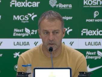 Nach dem starken Liga-Auftakt gegen Elche wird Hansi Flick auf einen möglichen neuen Stürmer angesprochen. Trotz der starken Leistungen von Gordon und Adeyemi lässt der Barca-Coach die Tür für einen weiteren Transfer offen.