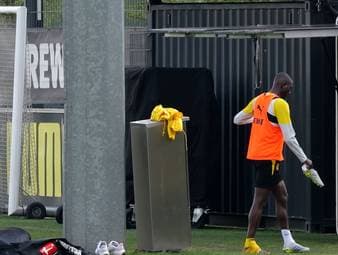 BVB-Profi Serhou Guirassy hat sich beim öffentlichen Training am Dienstag verletzt. Eine Grätsche sorgte für einen schmerzhaften Abgang, wie SPORT1-Reporter Manfred Sedlbauer berichtet. 