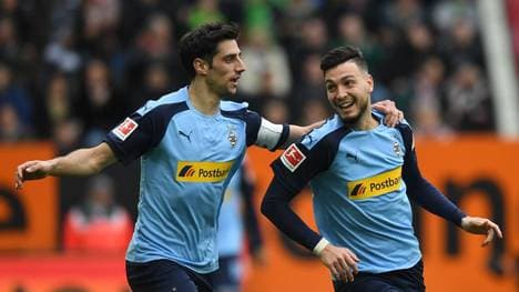 Ramy Bensebaini und Lars Stindl (l.) sorgen für die ersten beiden Tore der Partie