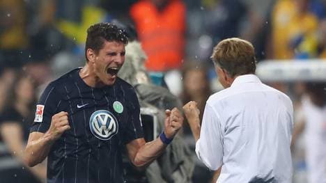 Mario Gomez freut sich mit Coach Andries Jonker über den Klassenerhalt