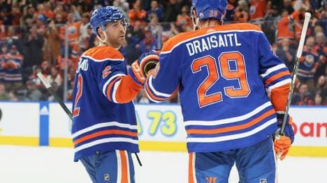 Leon Draisaitl feiert den Sieg mit Evan Bouchard (l.)