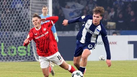 Kennet Eichhorn (r.) am Ball