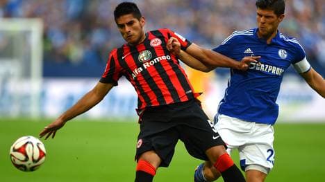 Carlos Zambrano von Eintracht Frankfurt im Zweikampf mit Klaas-Jan Huntelaar