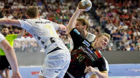 Magnus Landin Jacobsen (THW Kiel), Gisli Kristjansson (SC Magdeburg) und Petter Overby (THW Kiel) kämpfen um den Ball