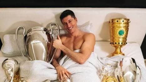 Robert Lewandowski präsentiert seine Trophäen aus dem Jahr 2020