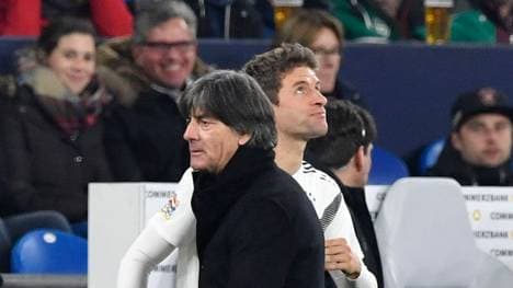 Joachim Löw (l.) sorgte im März 2019 mit der Ausbootung von Thomas Müller für Aufsehen