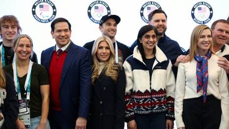 Vance (hintere Reihe) wird vom US-Team begrüßt