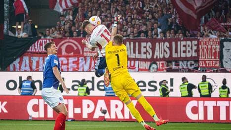 Timon Weiner räumt Felix Klaus um - direkt danach passiert das vermeintliche Handspiel