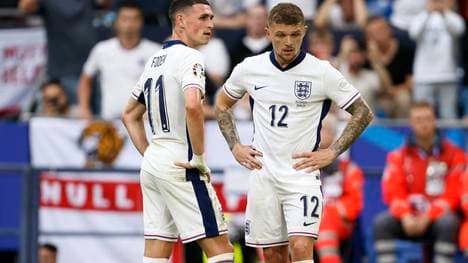 Phil Foden (l.) und England haben ihr EM-Achtelfinale gegen die Slowakei mit Ach und Krach gewonnen