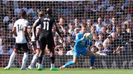 Bernd Leno (r.) feierte sein Debüt für den FC Fulham