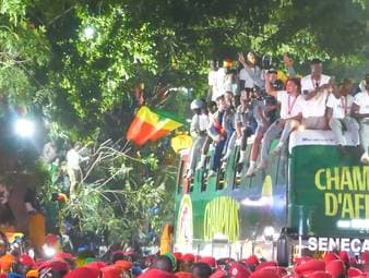 Nach dem 1:0-Sieg im Afrika-Cup-Finale gegen Marokko fanden in den Straßen Senegals die Feierlichkeiten statt. Kapitän Kalidou Koulibaly hielt dazu eine emotionale Rede.
