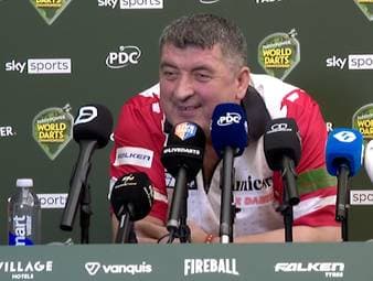 Mensur Suljovic zeigt sich nach seinem Zweitrundenerfolg über Joe Cullen überglücklich ob des Sieges und scherzt mit einem deutschen Journalisten.