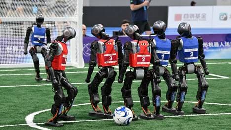 Die Roboter in Peking bei ihrem turbulenten Fußballspiel