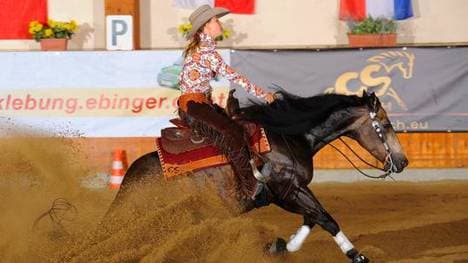 Gina Schumacher reitet auf ihrem Pferd Captain Igloo