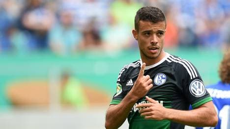 Franco Di Santo vom FC Schalke 04 zeigt seinen Finger im DFB-Pokal-Spiel gegen den MSV Duisburg