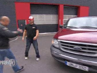 Die PS-Profis Jean-Pierre und Sidney helfen dieses Mal dem Harley - Fahrer Martin. Der Gelsenkirchener sucht einen amerikanischen Pickup – Truck, mit dem er sein Bike transportieren kann. Pickups haben meistens kräftigen Durst. Deswegen können die PS Profis auch eine „vernünftige“ Lösung präsentieren: einen Ford F150 mit LPG Gasanlage. Zudem nehmen Jean Pierre und Sidney auch noch einen Chevy Silverado und einen Jeep Honcho unter die Lupe.