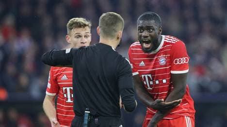 Diskussion nach Upamecanos Handspiel