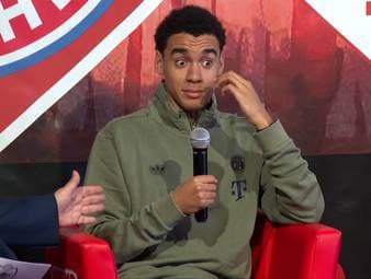Bei einem Fanclub-Besuch spricht Bayern-Profi Jamal Musiala ganz offen über sein Verhältnis zu seinen Geschwistern.