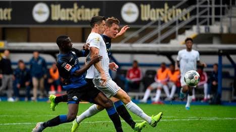 Munich's Polish forward Robert Lewandowski (C) scores the 1-3 goal during the German First division Bundesliga football match between SC Paderborn and Bayern Munich in Paderborn, on September 28, 2019. (Photo by INA FASSBENDER / AFP) / DFL REGULATIONS PROHIBIT ANY USE OF PHOTOGRAPHS AS IMAGE SEQUENCES AND/OR QUASI-VIDEO        (Photo credit should read INA FASSBENDER/AFP via Getty Images)