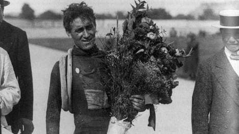 Philippe Thys bei seinem ersten Erfolg bei der Tour de France im Jahr 1913