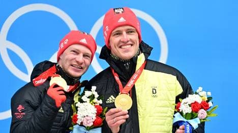 Schlussfeier: Bobanschieber Margis (r.) trägt die Fahne