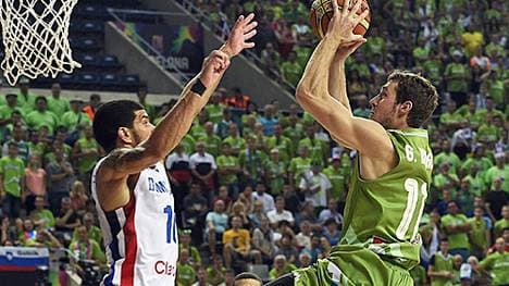 Bei den Slowenen ist das Spiel keine so deutliche Angelegenheit. Die Europäer mühen sich beim 71:61 gegen die Dominikanische Republik lange Zeit, doch dann übernimmt Phoenix' NBA-Star Goran Dragic hievt sein Team mit 18 Punkten ins Viertelfinale