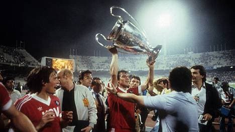 Felix Magath präsentiert den Pokal - der HSV gewinnt den Europapokal 1983 