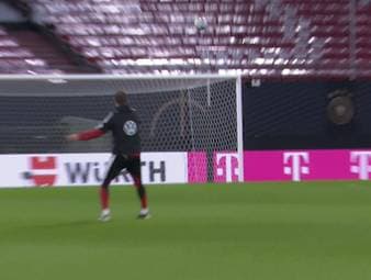 Aleksandar Pavlovic trifft im DFB-Abschlusstraining vor dem entscheidenden WM-Qualifikationsspiel gegen die Slowakei fast einen Kameramann - und Bundestrainer Julian Nagelsmann zaubert. 