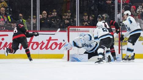 Der Schuss von Tim Stützle (l.) wird geblockt