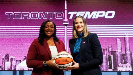 Torontos General Managerin Monica Wright Rogers (l.) 