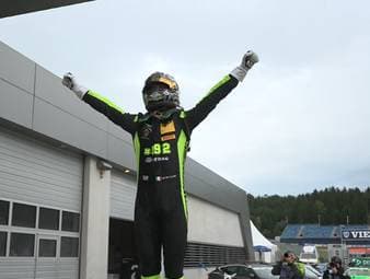 Für den Italiener Mirco Bortolotti war es der erste Saisonsieg sowie der dritte seiner Karriere. Der SSR-Lamborghini-Pilot erobert mit Saisonpodest Nummer 6 die Führung in der DTM-Tabelle von Kelvin van der Linde (Abt-Audi) zurück.