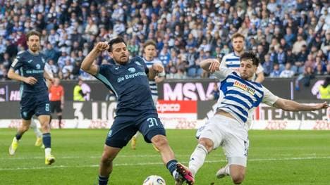 Kevin Volland (l.) verliert mit 1860 München in Duisburg