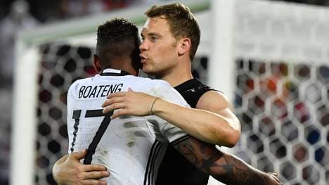 Eine WM-Teilnahme von Manuel Neuer (r.) und Jerome Boateng ist noch nicht gesichert