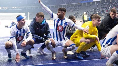 Nader El-Jindaoui freut sich über den Sieg im Elfmeterschießen gegen den HSV