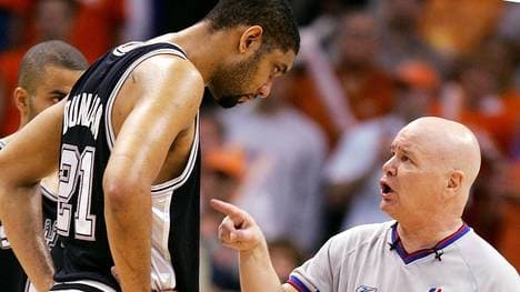 Joey Crawford (r.) geriet häufig mit Tim Duncan aneinander