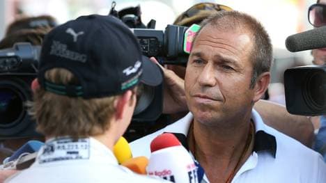 Kai Ebel (r.) moderiert wieder aus dem Fahrerlager