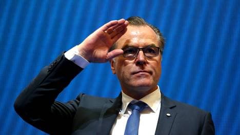 Schalke-Boss Clemens Tönnies steht nach seinen rassistischen Äußerungen massiv unter Druck