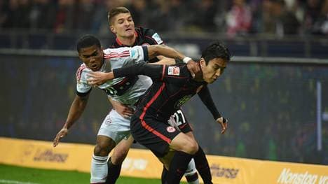 Douglas Costa (M.) und Co. kommen in der Commerzbank-Arena kaum ins Rollen