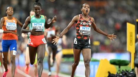 Faith Kipyegon (r.) gewinnt den WM-Titel über 1500 m 