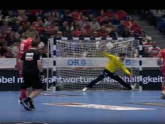 Im Abstiegskampf der Handball-Bundesliga sorgt eine VAR-Entscheidung für großen Ärger. Ein eigentlich klarer Treffer wird nach Videobeweis nicht gegeben, obwohl der Ball offenbar im Tor war. Minden legt Protest ein, die Szene sorgt für heftige Diskussionen.