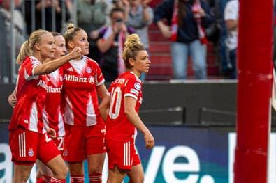 Bayern besiegen Trauma vor Rekordkulisse