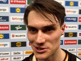 Handball-Nationalspieler Miro Schluroff spricht in einer Mixed-Zone über seine Rolle im Team. 
