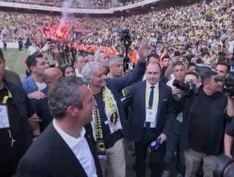 José Mourinho wird in angemessenem Ambiente als neuer Trainer von Fenerbahce Istanbul vorgestellt.